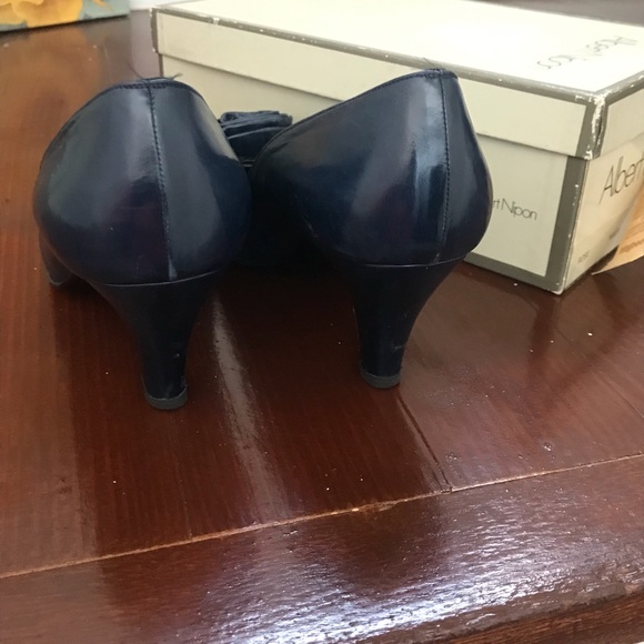 Albert Nipon navy blue heels, vintage - Picture 2 of 5